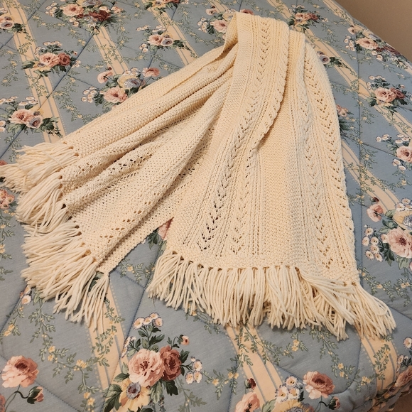 Cream throw crocheted - Picture 2 of 5